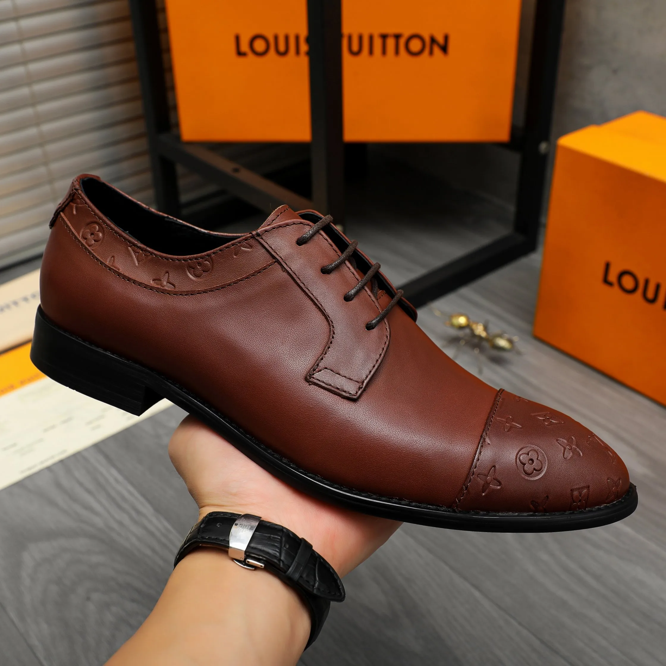 Men's shoes 💰p460 Product trademark: LV (Louis Vuitton) business lace-up leather shoes True size: 39-44 Product material: Selected high-quality cowhide stitching embossed cowhide upper, cowhide lining, original rubber outsole